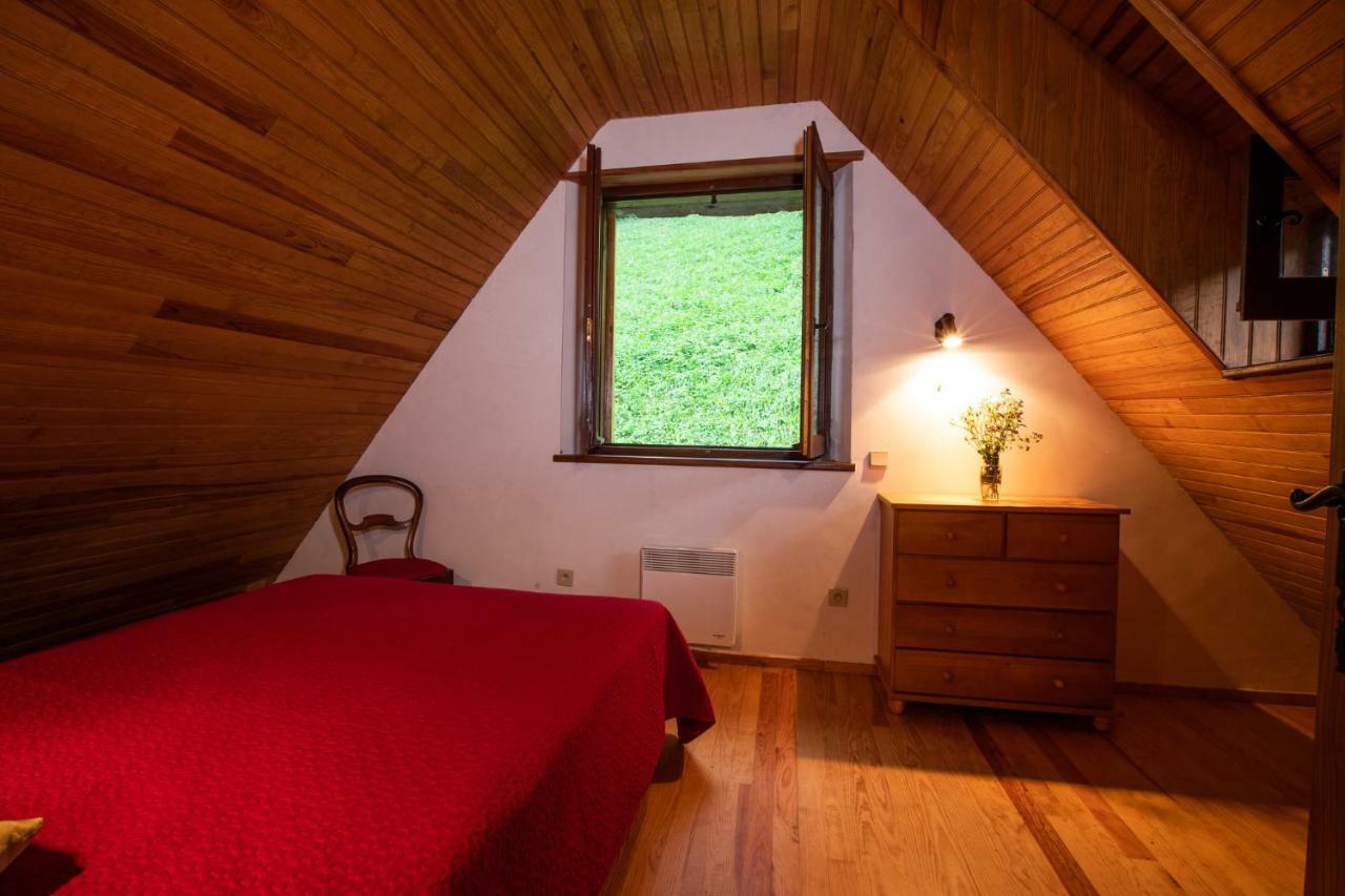 Chalets de Las Costes: Rustic Forest Retreat near Loudenvielle Ski Slopes Exterior photo