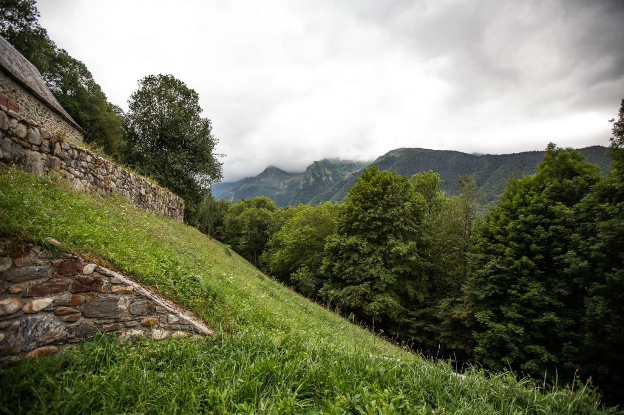 Chalets de Las Costes: Rustic Forest Retreat near Loudenvielle Ski Slopes Exterior photo